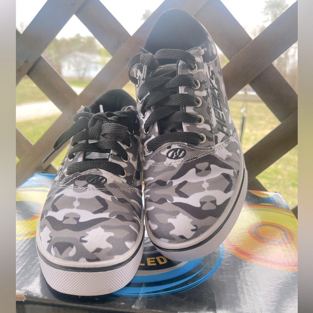 HEELY’S (LIKE NEW)